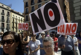 Je za útokem ETA? Protest proti baskickým separatistům.
